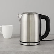 Amazon Basics Edelstahlwasserkocher mit Digitalanzeige, Strix-Controller, Warmhaltefunktion, Temperaturregelung, 1,7 l (EU-Stecker), Silber