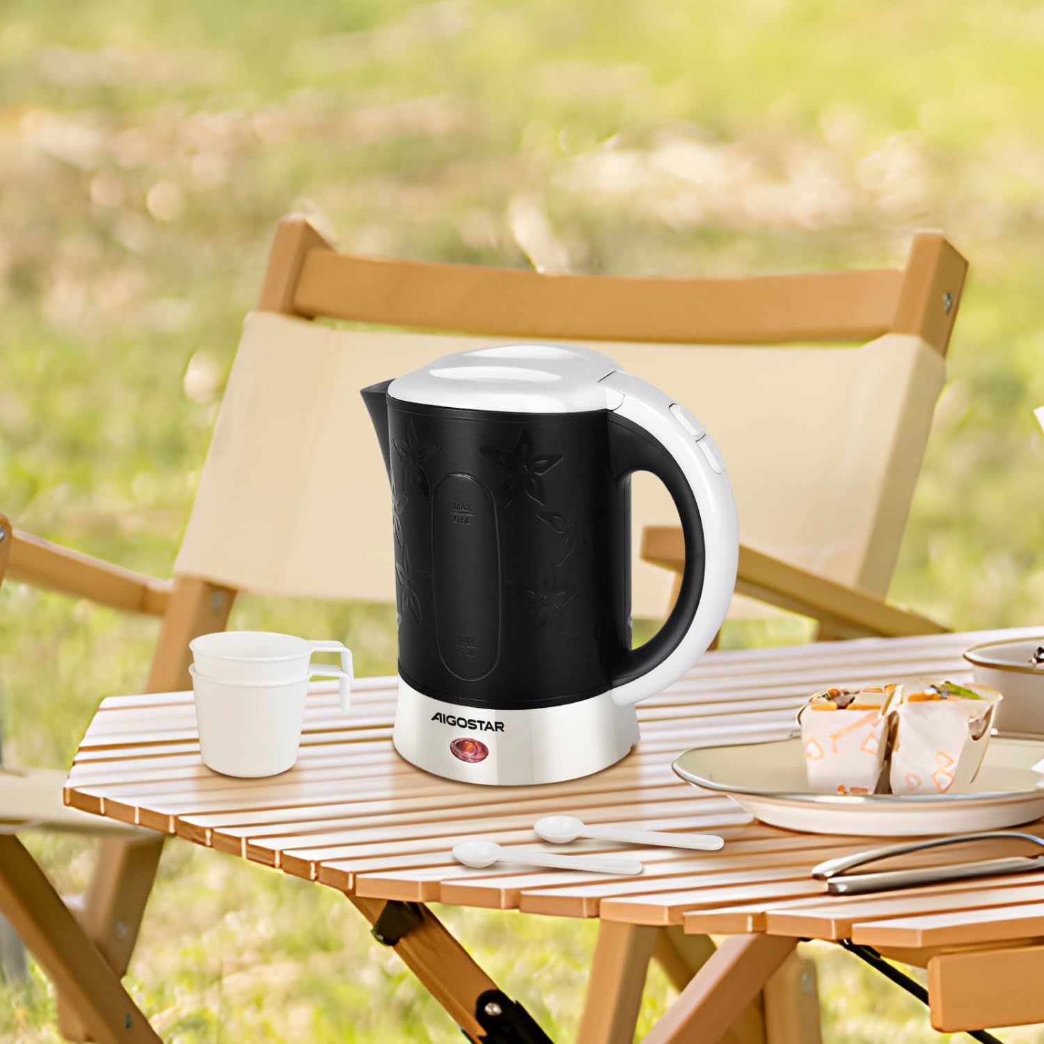 Aigostar Cooltravel - Mini Wasserkocher Klein 0,6 Liter Reisewasserkocher 650W, Camping Kleiner Wasserkocher Inklusive 2 Tassen und 2 Teelöffel, Abschaltautomatik mit Trockenschutz, Shwarz.