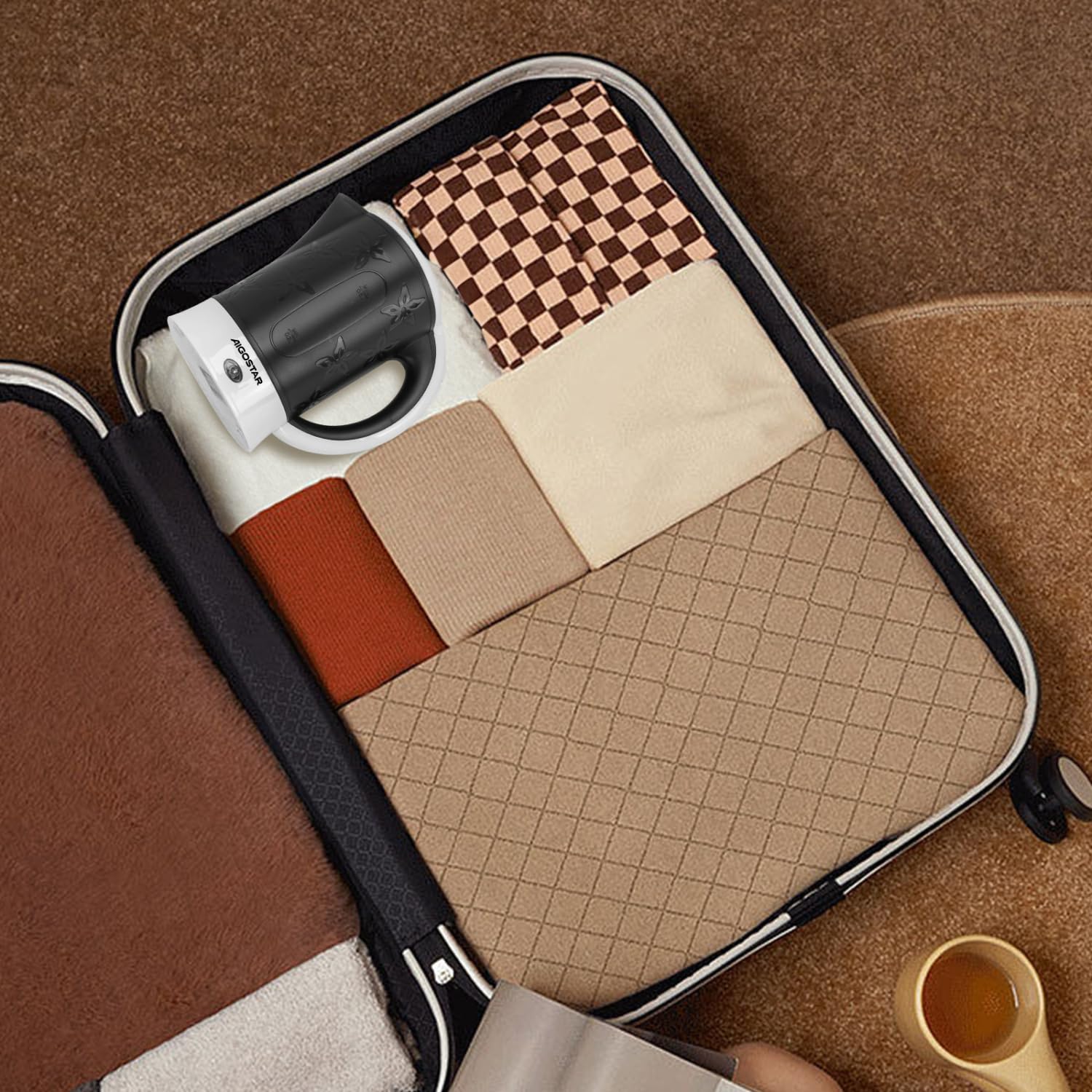 Aigostar Cooltravel - Mini Wasserkocher Klein 0,6 Liter Reisewasserkocher 650W, Camping Kleiner Wasserkocher Inklusive 2 Tassen und 2 Teelöffel, Abschaltautomatik mit Trockenschutz, Shwarz.